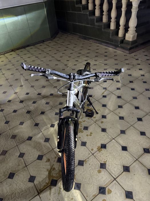 Продам почти новый велосипед цена 30к