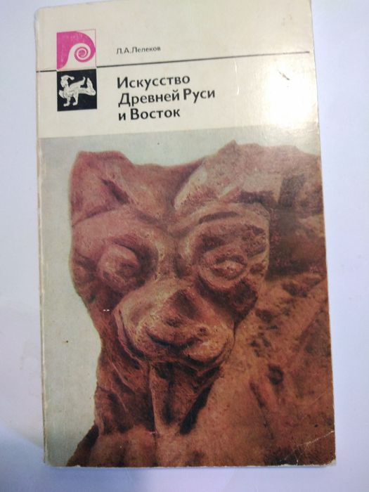 Книги по искусству с иллюстрациями.