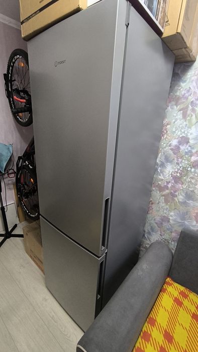 Холодильник Indesit ITR 4180 S серебристый