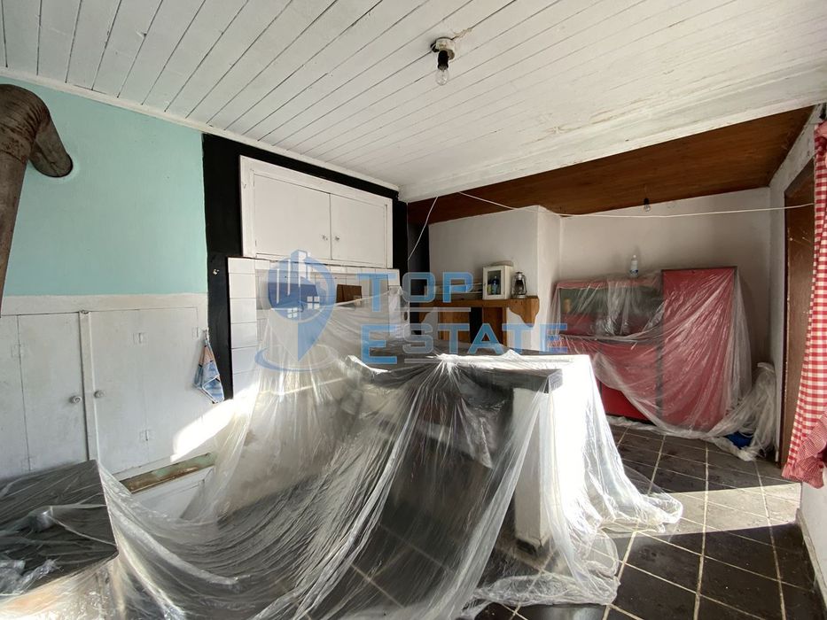 Едноетажна тухлена къща в близост до центъра на с. Патреш, област Вел