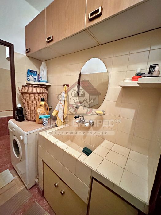 Многостаен апартамент, с изба, до планината, кв.Изток