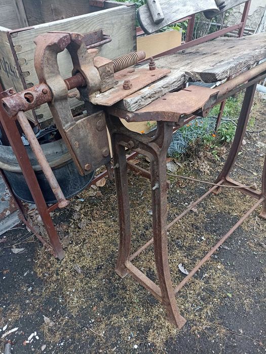 Менгеме с метална стойка