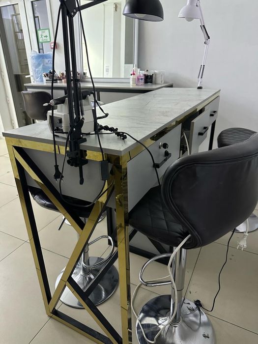 Маникюрный стол со стульями