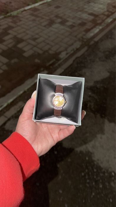 Продам часы золотые с бриллиантом