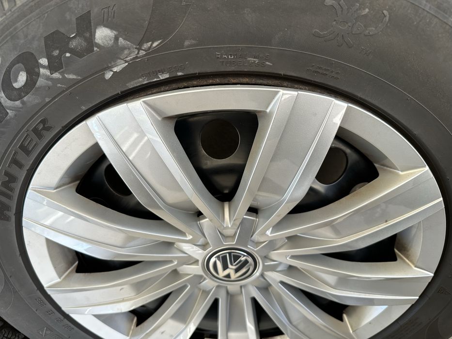 Комплект Pirelli зимни гуми с джанти и тасове от Tiguan 215/65R17