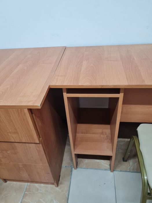 Продам 2-офисных столов,без стулья