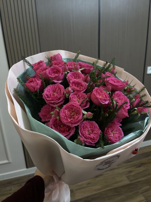 Свежие кустовые розы, только что подарили