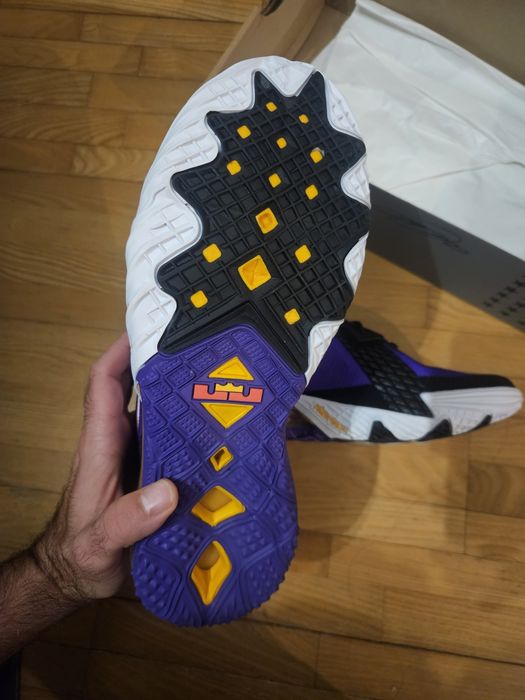 Nike Lebron 18 low Lakers