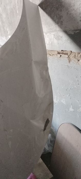 Продам капот белый.