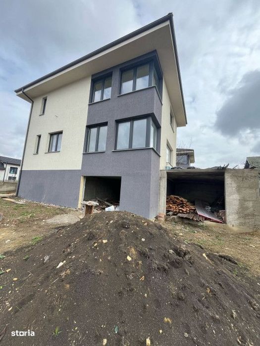 Casa individuala, 5 camere , 137mp uitli cu 415mp de teren. Dezmir