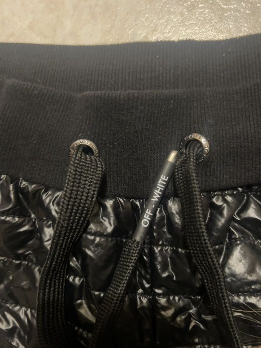 Дамски панталон off-white
Дамски панталон в цвят черно. Използван, но
