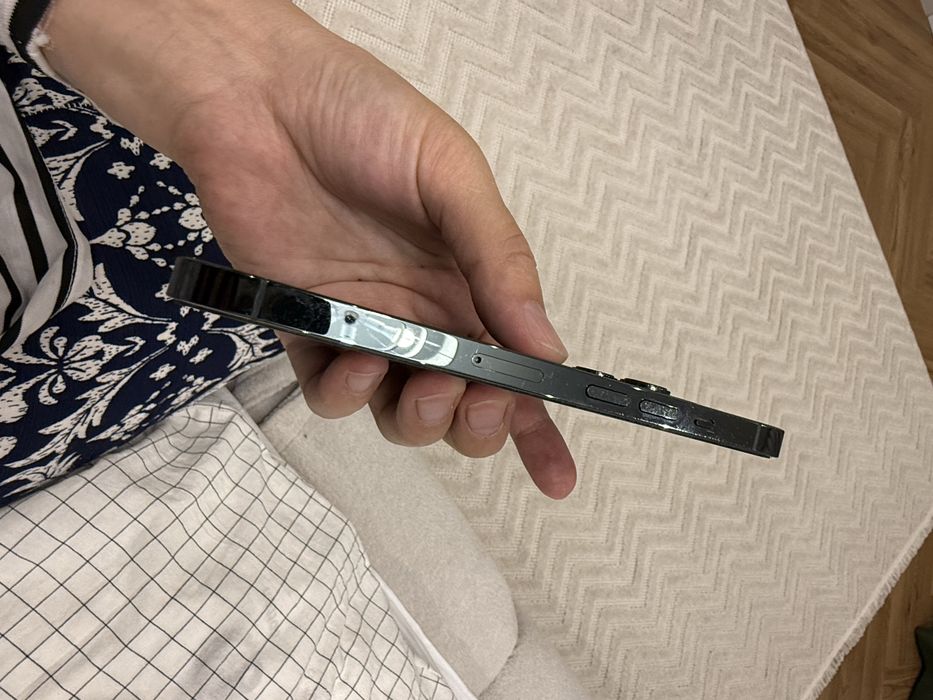 Продам телефон Iphone 13