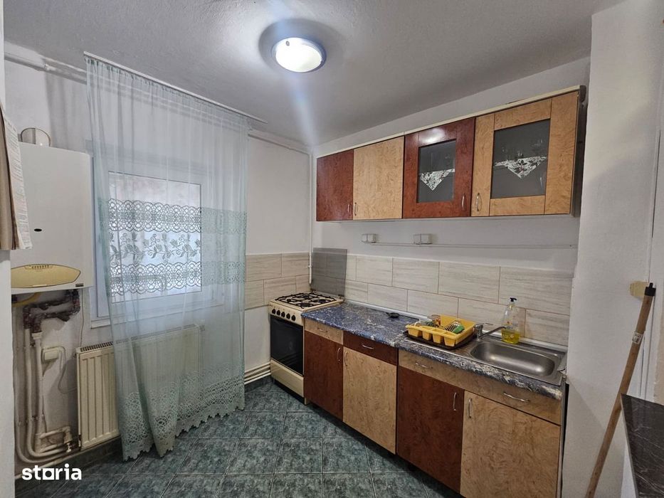 De vânzare apartament cu 2 camere, decomandat, Crisului, etaj 3