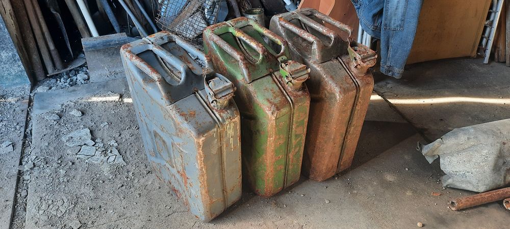 Железные канистры