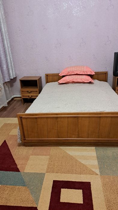 Кровать и две тумбы
