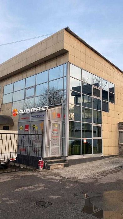 Моем фасады, витрины, окна