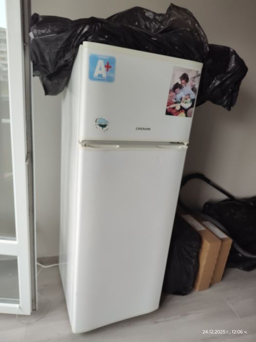 Хладилник с горна камера Crown