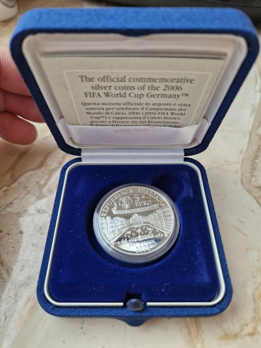 Сребърна монета 5 евро 2004г футбол