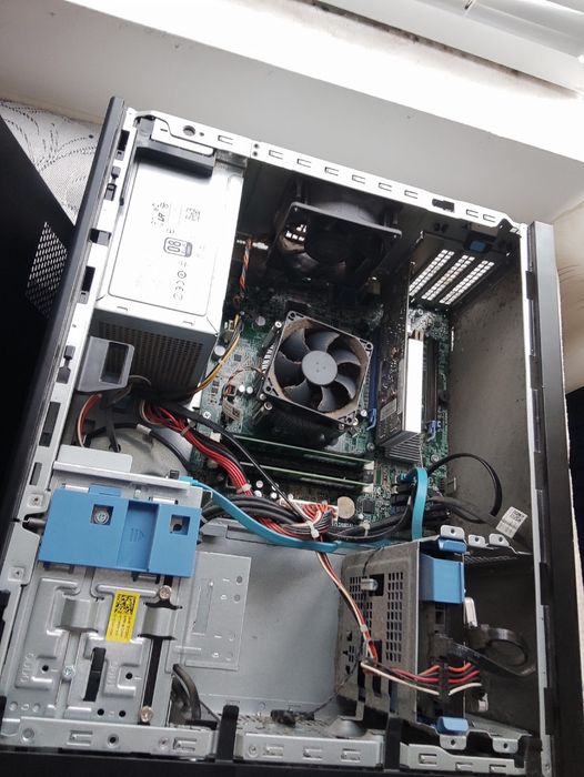 Продавам компютър в комплект с монитор, клавиатура, Мишка,Слушалки