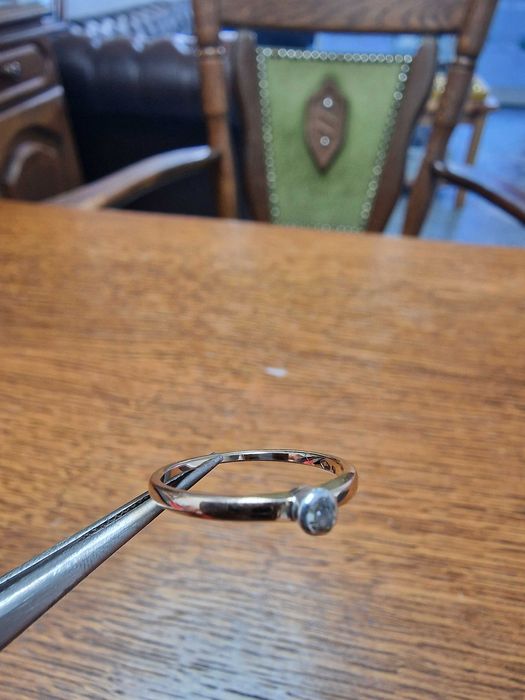 Дамски Златен Пръстен с ДИАМАНТ - Заложна къща Галерия 65