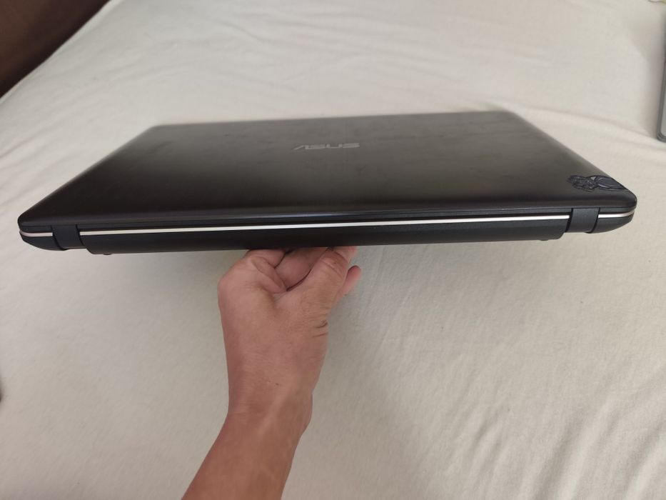 Лаптоп Asus r540y