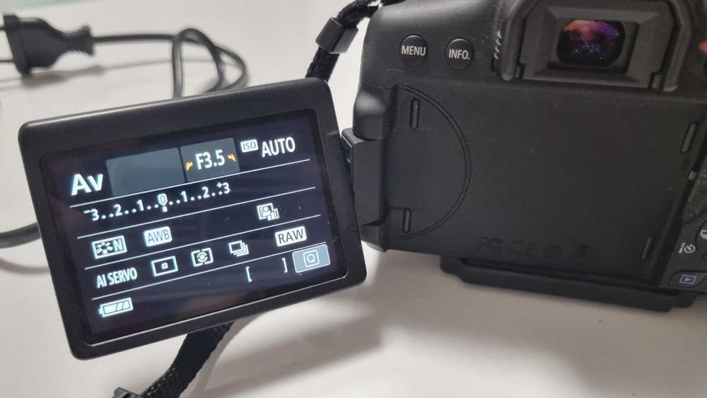 Aparat foto Canon EOS 750D plus obiectiv Canon 18-135 is