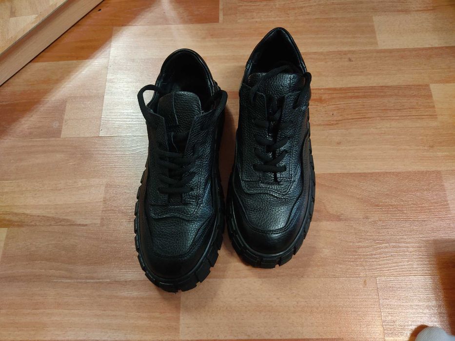 Продам черные кожаные кроссовки