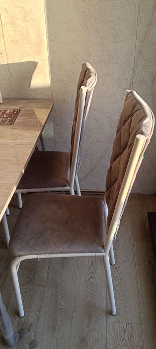 Продам 2 стола со стульями