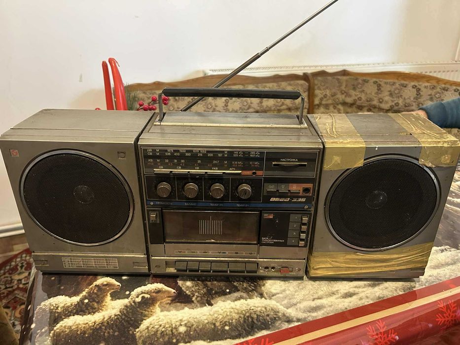 radiocaseton VEGA rusesc vintange,si radio