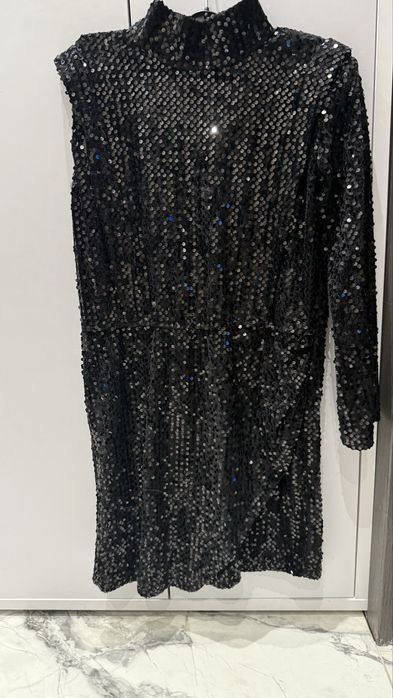 Рокля с пайети с един ръкав и гол гръб