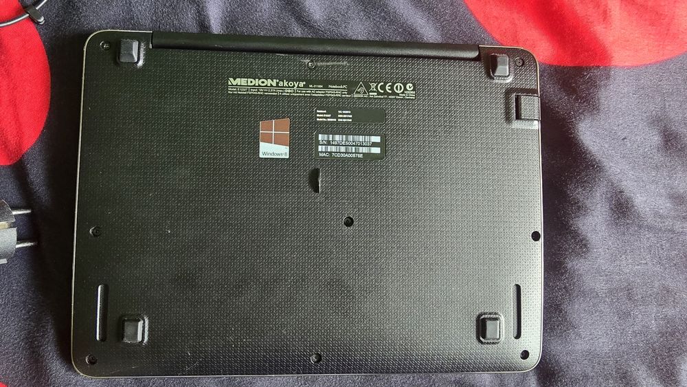 Laptop Medion  Akoya cu încărcător