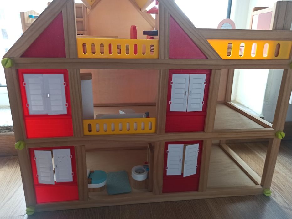 Căsuța păpuși din lemn mobilata