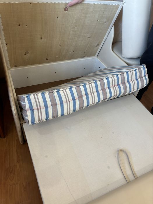 Разтегателен диван + 4 табуретки