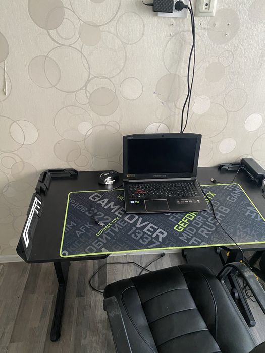 Компютерный игровой стол вместе с креслом