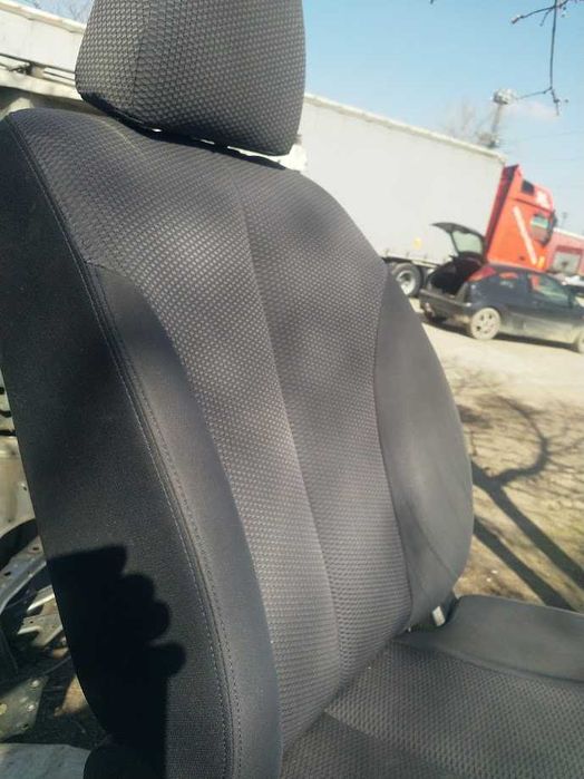 Предни седалки Нисан Тида