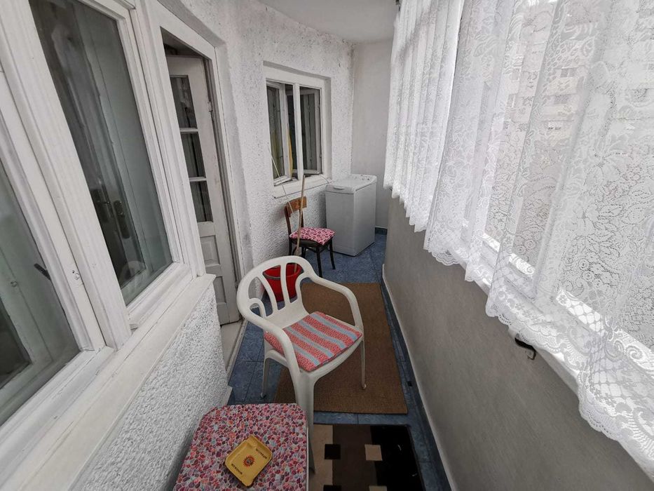 Inchiriez apartament 2 camere decomandat, bul.Dacia, zona f.buna !
