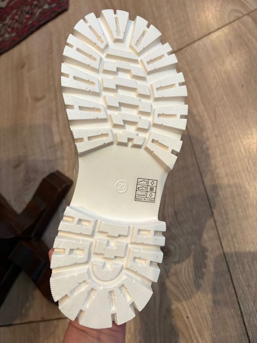 Чисто нови дамски обувки