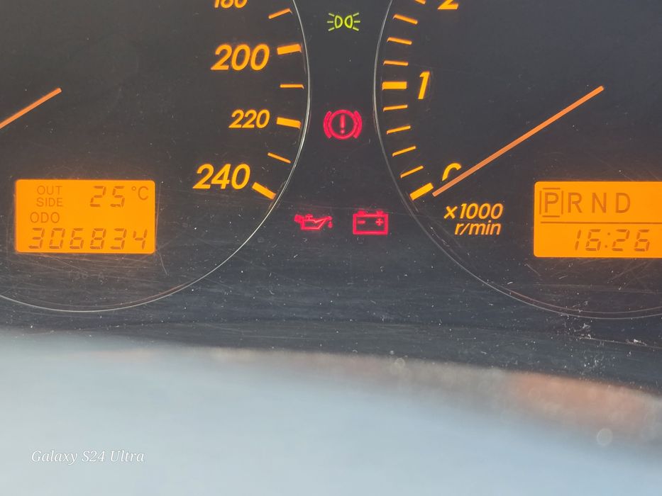 Продавам личния си автомобил Toyota Avensis T 25 2004 автомат