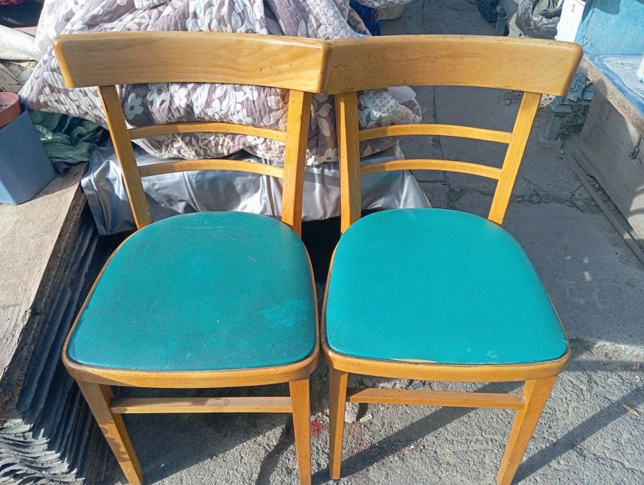 Продам банкетку и пару стульев.