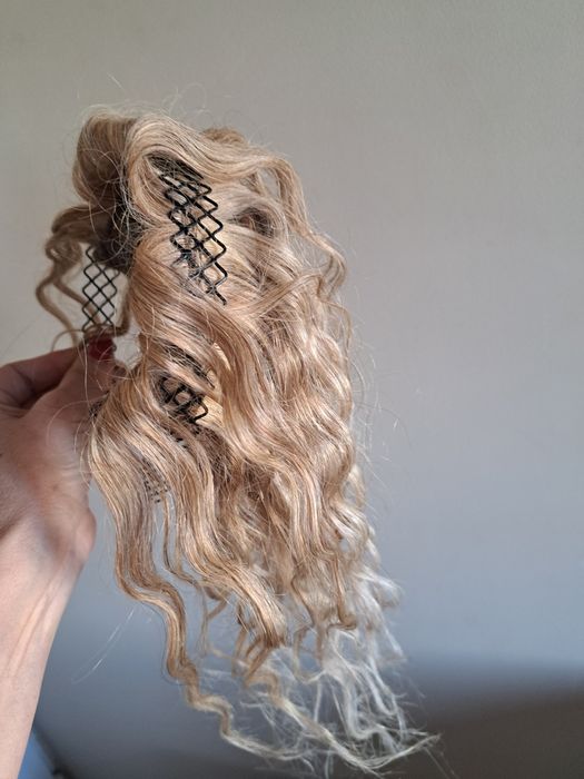 Диадема готова за поставяне.Напълно естествен косъм.