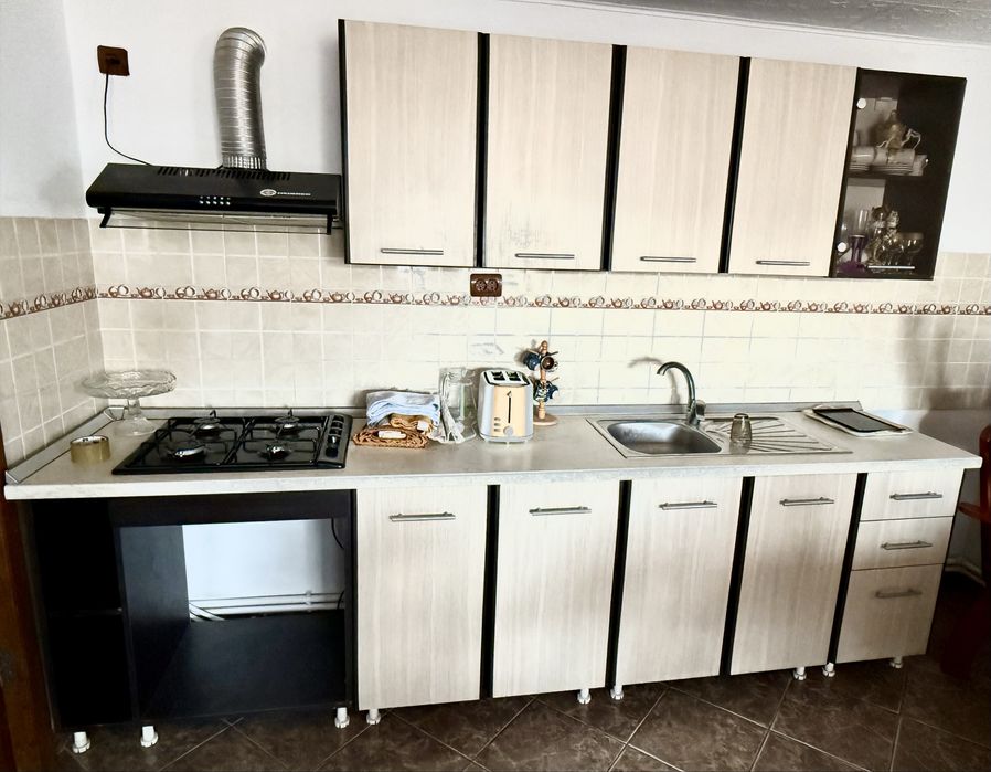 Vand mobila bucatarie cu hota, plita si chiuveta