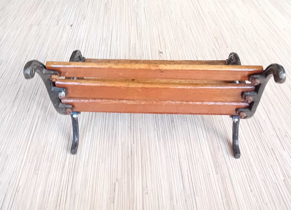 Малка дървена пейка ДЕКОРАТИВНА