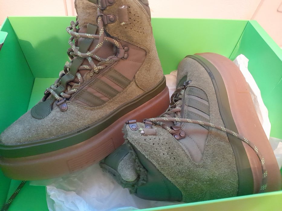 Vând bocanci  Adidas