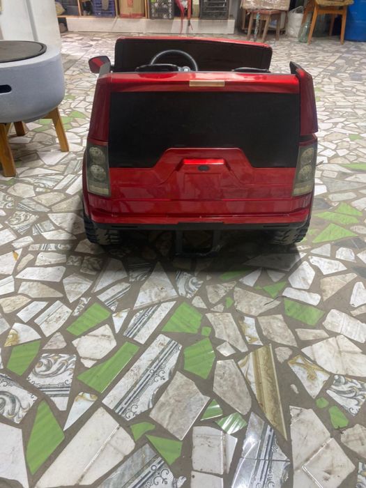 Продается детская машина на пульте управления