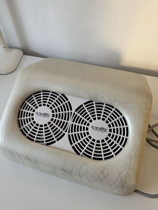 Aspirator praf unghii