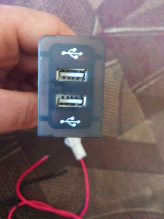 USB зарядно за автомобил