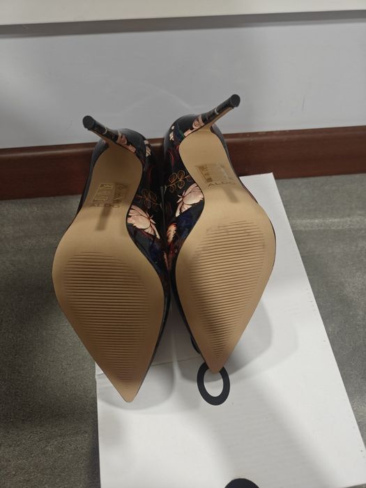 Черни обувки на ток 38 номер с цветя