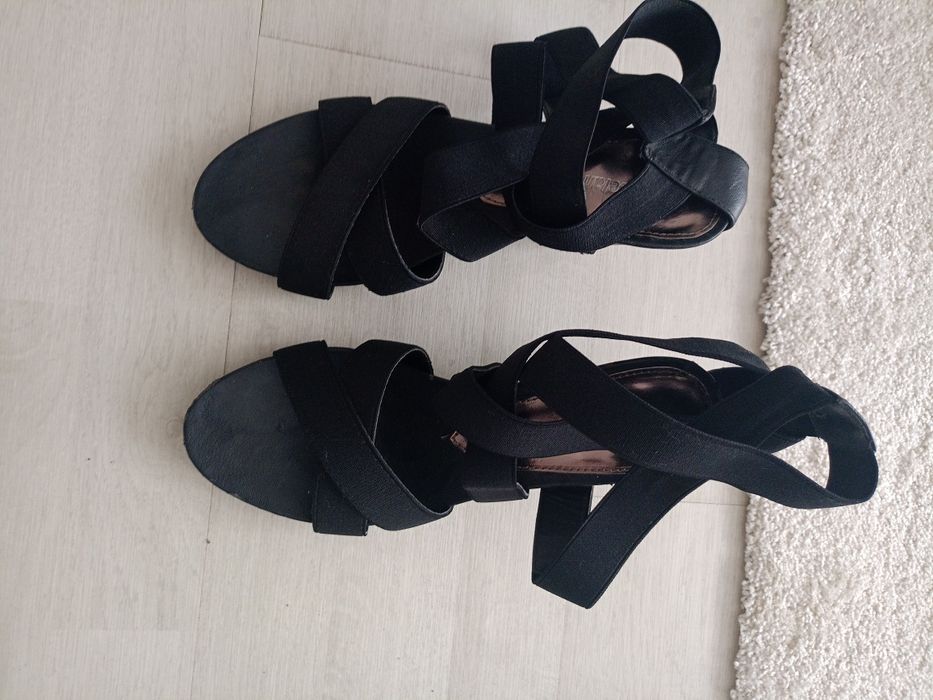 Vând sandale dama,noi,mărimea 39,produs de calitate.