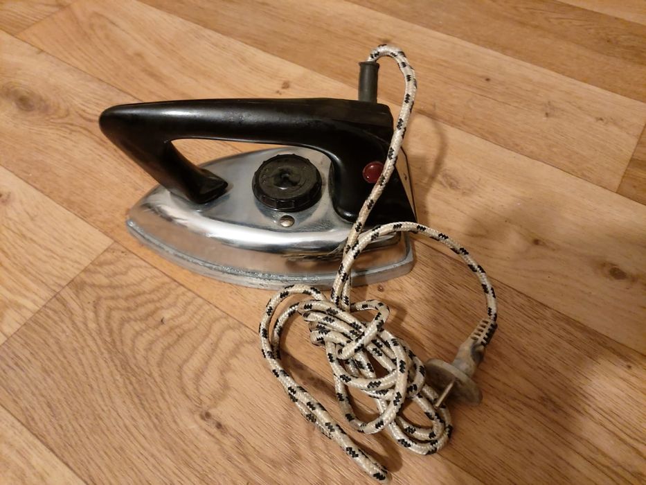 Советский утюг  .