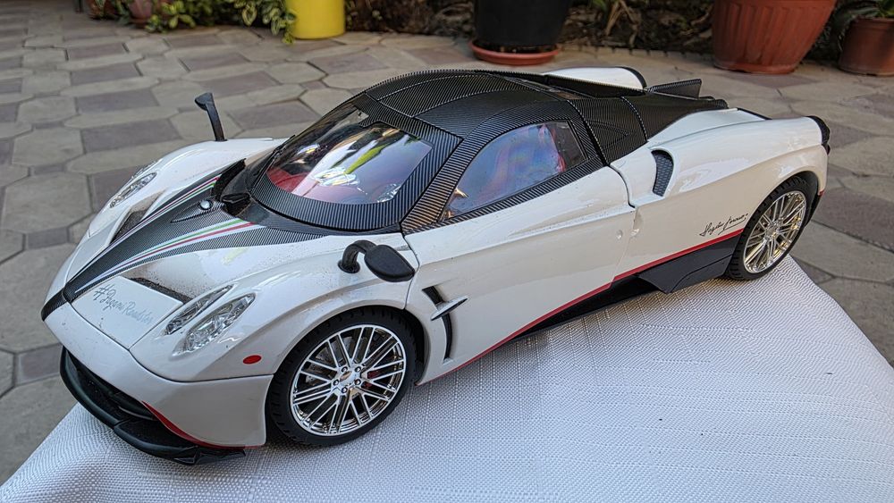 коллекционная модель автомобиля Pagani Huayra в